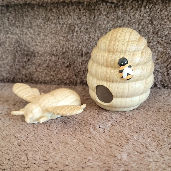 Wooden Beehive and Bee Set - Picture 1 of 3